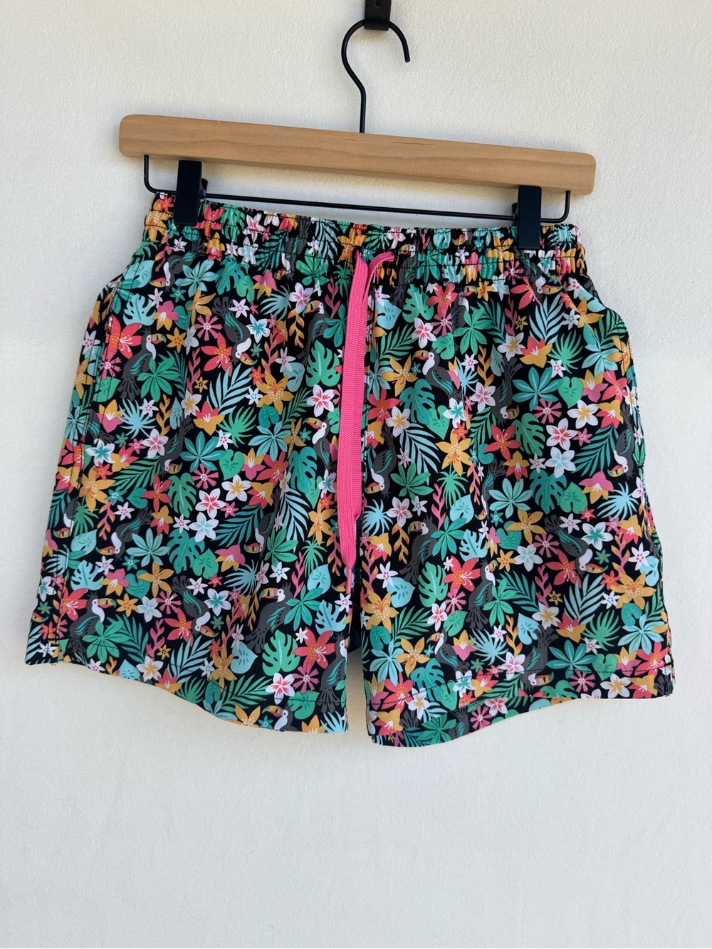 Chubbies The Bloomerangs Tropical Toucan Swim Trunks Men’s Small 5.5”